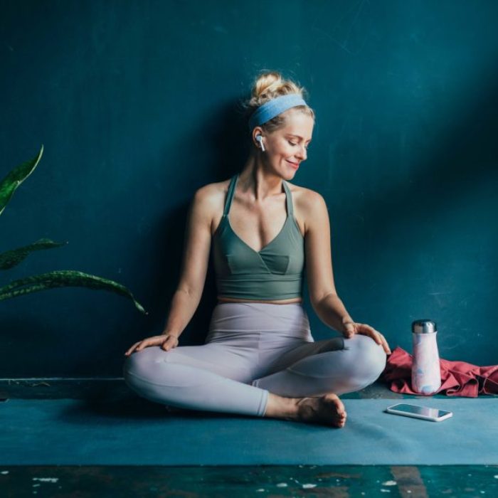 Frau in Yogakleidung: Gesundheitscampus BKK-Diakonie